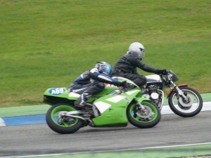 Motorräder in derSachskurve