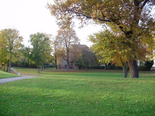 Benzgarage im Herbst