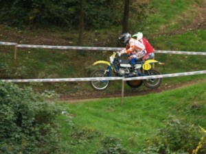 Bernd Bachert mit Schmiermaxe beim Sprung Bernd Bachert mit Schmiermaxe beim Sprung